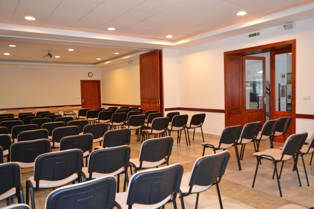 Althann Vendeghaz Es Konferencia Koezpont Vac Exterior photo