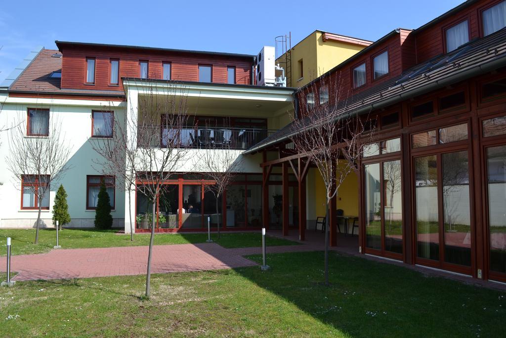 Althann Vendeghaz Es Konferencia Koezpont Vac Exterior photo